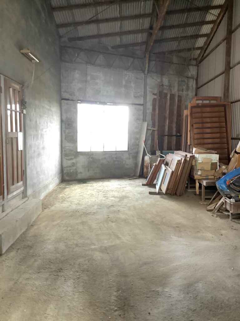 淡路島海の近くの鉄骨倉庫