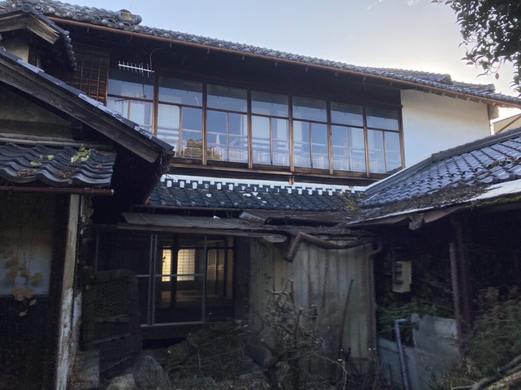 離れから庭と母屋を眺める