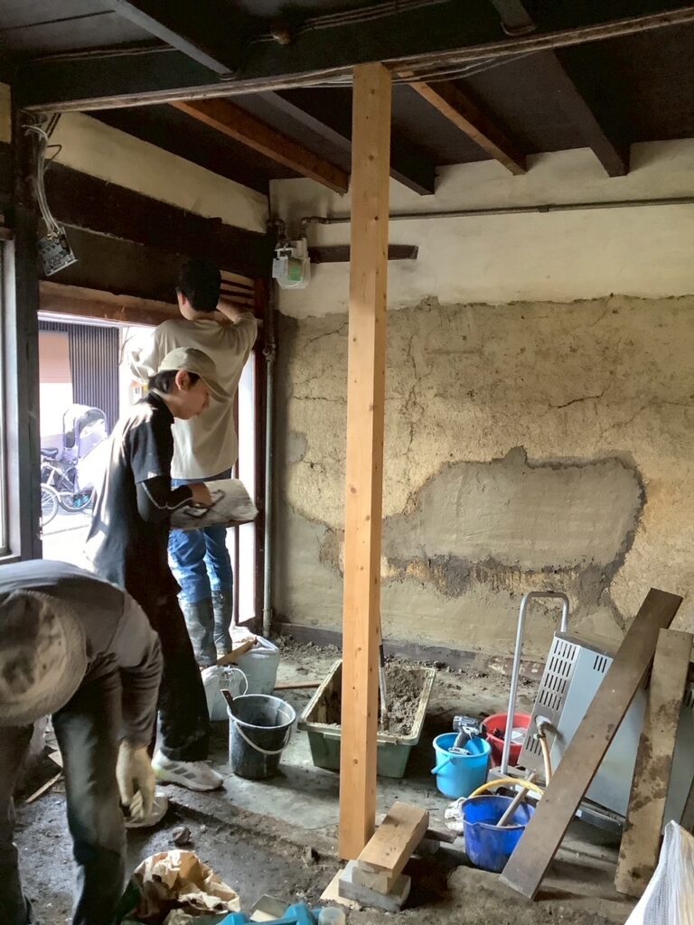 土壁塗りと柱補強DIY